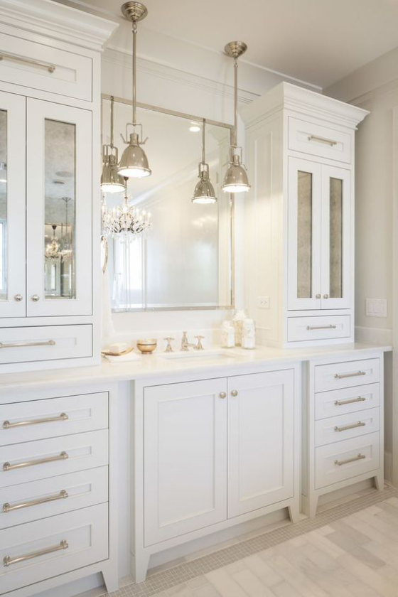 Küchenschränke umfunktionieren im Badezimmer einsetzen klassische Raumgestaltung ganz in Weiß großer Spiegel Hängelampen