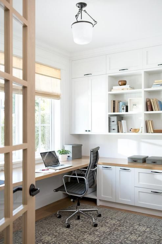 Küchenschränke umfunktionieren im Home Office verwenden weiße Schränke offene Einheiten Arbeitsplatte aus Holz Bürostuhl