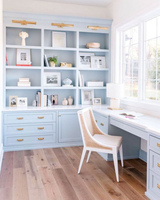 Küchenschränke umfunktionieren in Hellblau im Heimbüro eingebaute Beleuchtung offene Einheiten Bücher Fotos Andenken