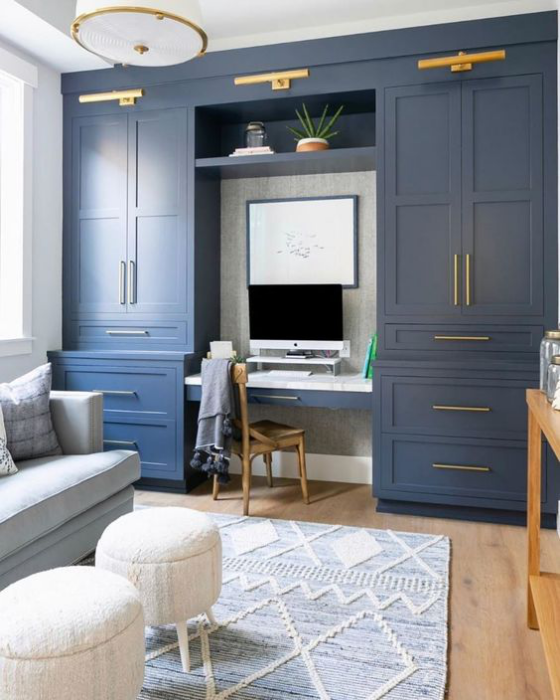 Küchenschränke umfunktionieren in Marineblau gestrichen grauer Teppich weiße Hocker Sofa elegante Raumgestaltung im Home Office