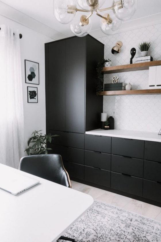 Küchenschränke umfunktionieren in Mattschwarz streichen im Heimbüro einsetzen tolle Kontraste weißer Hintergrund weißer Tisch hellgrauer Teppich