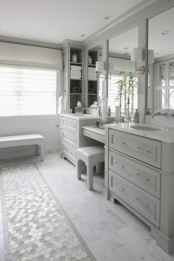 Küchenschränke umfunktionieren sehr stilvolle Badgestaltung in Weiß großer Wandspiegel interessante Bodenfliesen
