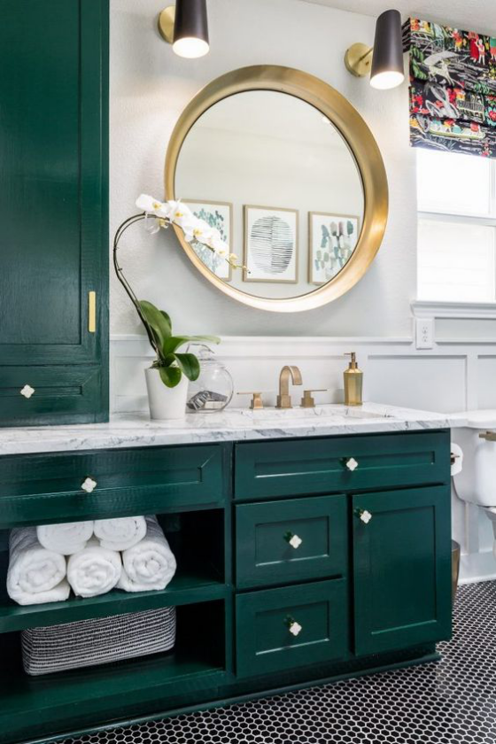 Küchenschränke umfunktionieren smaragdgrüne Schränke im weißen Bad guter Farbkontrast runder Spiegel mit goldenem Rahmen weißer Topf mit Orchidee