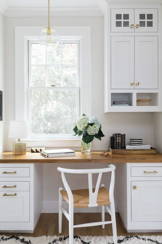 Küchenschränke umfunktionieren weiße Schränke Arbeitsplatte aus hellem Holz Stuhl Vase mit weißen Hortensien