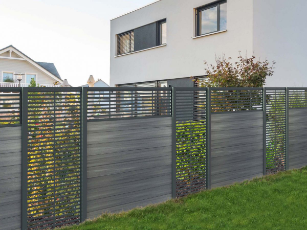 WPC Sichtschutzzaun grau Kombination mit Gitter grüne Fläche viel Sommerspaß im Garten erleben
