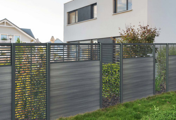 WPC Sichtschutzzaun mit Gittern verschönert den Outdoor Bereich eleganter Look moderne Touches 1