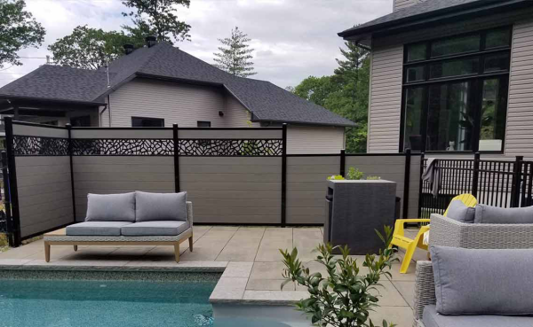 WPC Sichtschutzzaun schicke Outdoor Möbel am Pool perfekter Sichtschutz macht den Garten einladender und moderner