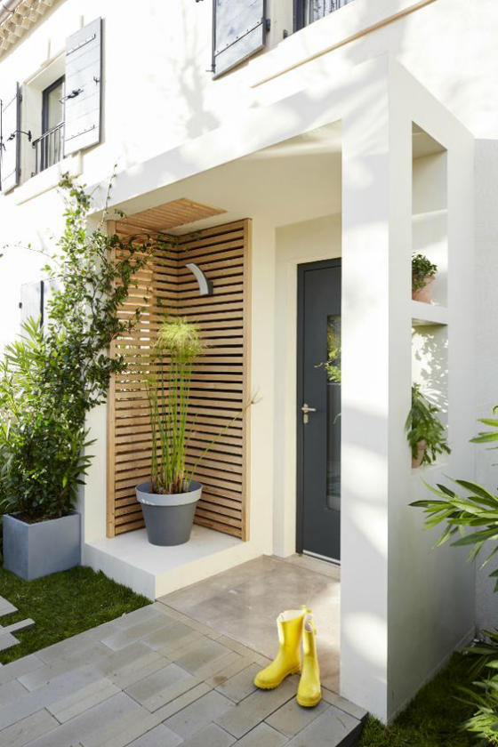 Haus im minimalistischen Stil mit elegant dekoriertem Eingangsbereich