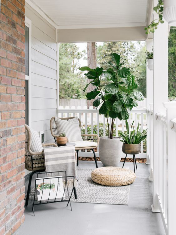 vor der Haustür dekorieren gemütliche Sitzecke auf der Veranda zum Innenhof schöne Grünpflanze