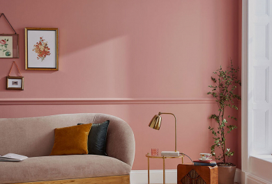 Eine rosa Akzentwand führt einen romantischen Touch in Ihr Interieur ein