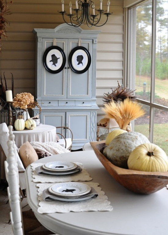 Herbstdeko auf dem Esstisch im rustikalen Stil Gedeck fur zwei altes Holzgefas mit Kurbissen Weizenahren in Vase
