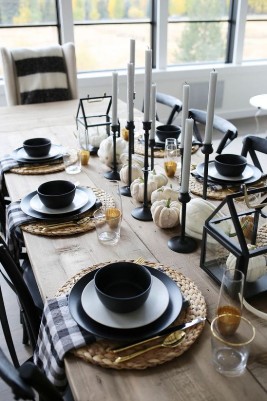 Herbstdeko auf dem Esstisch minimalistisch in Weis und Schwarz schickes Geschirr Kerzen kleine weise Kurbisse