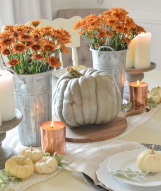 Herbstdeko auf dem Esstisch schone Herbstblumen Kurbisse ein paar Kerzen den Esstisch herbstlich schmucken gute Laune schaffen