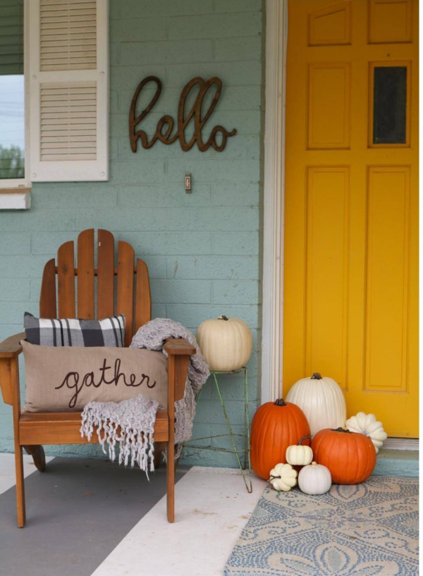 Herbstdeko vor der Haustur auf der Veranda Stuhl Kissen Kurbisse Schild