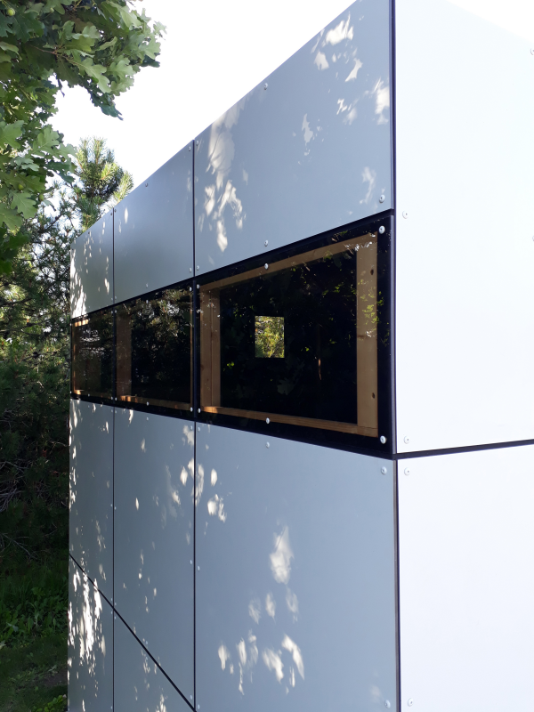 Modernes HPL Gartenhaus Dou Colour Farbgestaltung Beispiel in Weis mit schwarzen Fensterrahmen