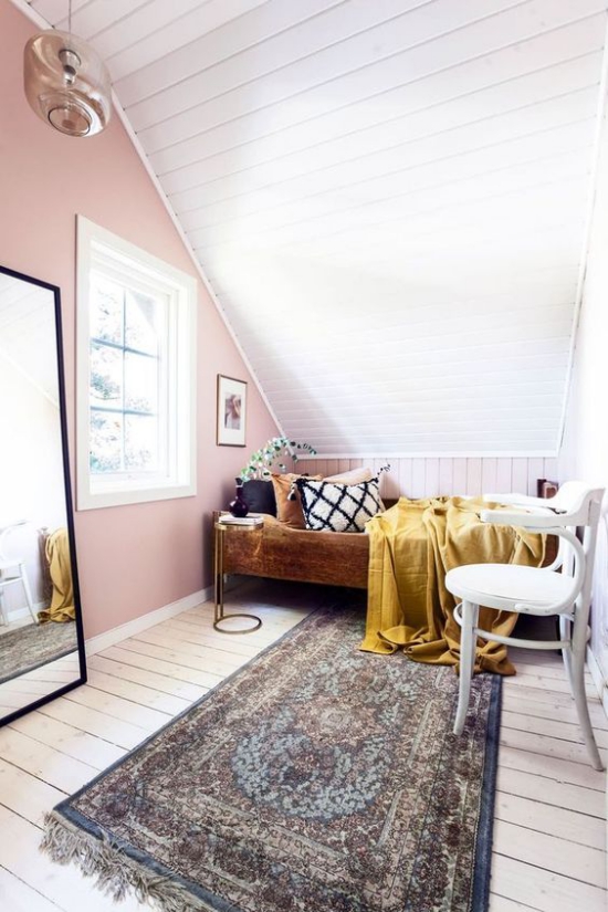 Rosa Akzentwand Dachzimmer Romantik einfache Einrichtung