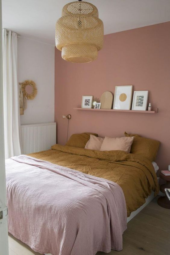 Rosa Akzentwand Schlafzimmer warme Braunnuancen romantische Stimmung