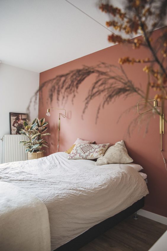 Rosa Akzentwand besonders warme Nuance im Schlafzimmer schafft ein gemutliches Ambiente