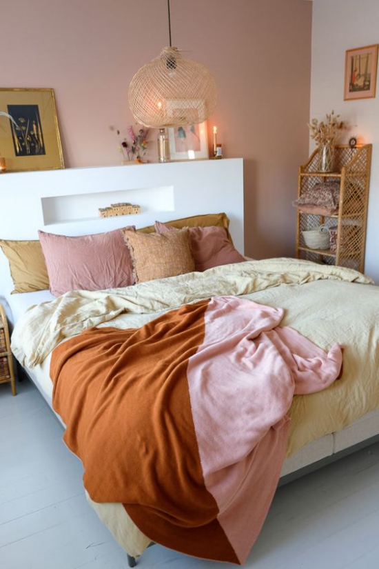 Rosa Akzentwand gemutliches Schlafzimmer viel Warme und Romantik Kissen Tagesdecke Wurfdecken