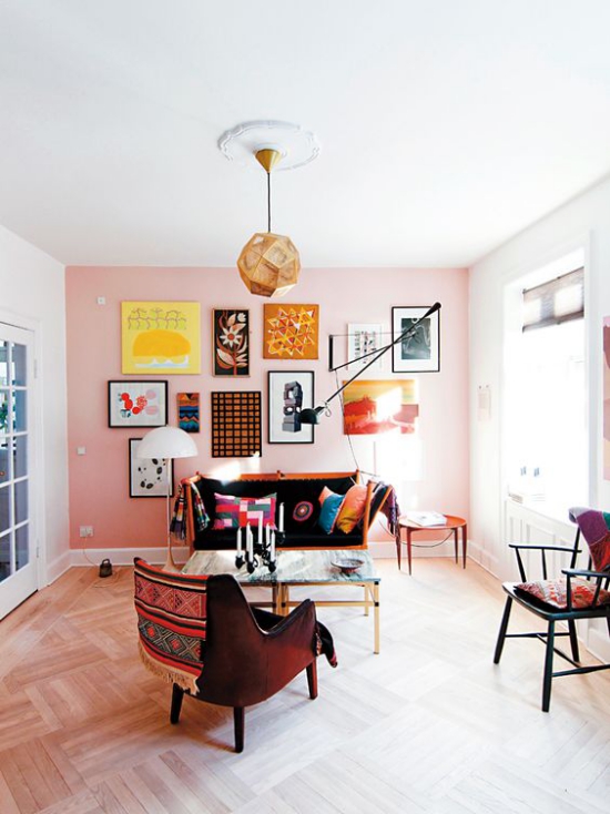 Rosa Akzentwand groses Zimmer Wohnzimmermobel zu viele Farben ein buntes Bild