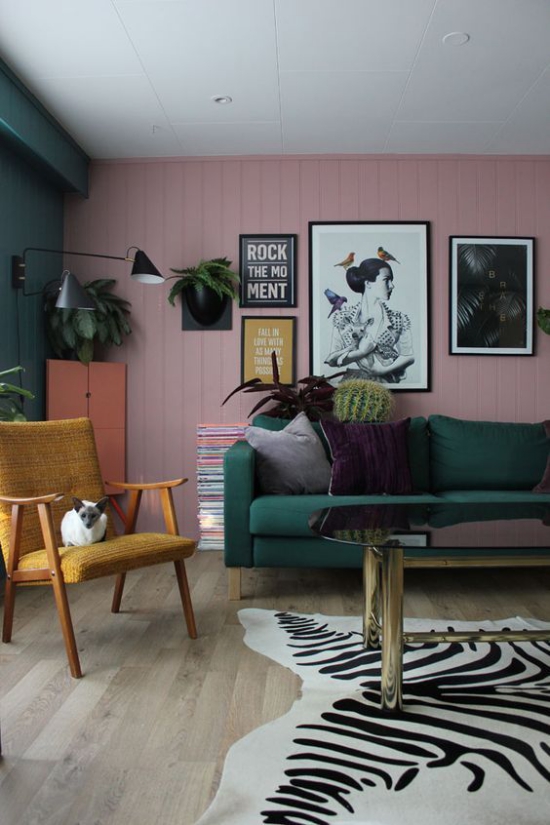 Rosa Akzentwand hellrosa smaragdgrun ein interessantes Farbduo im Wohnzimmer