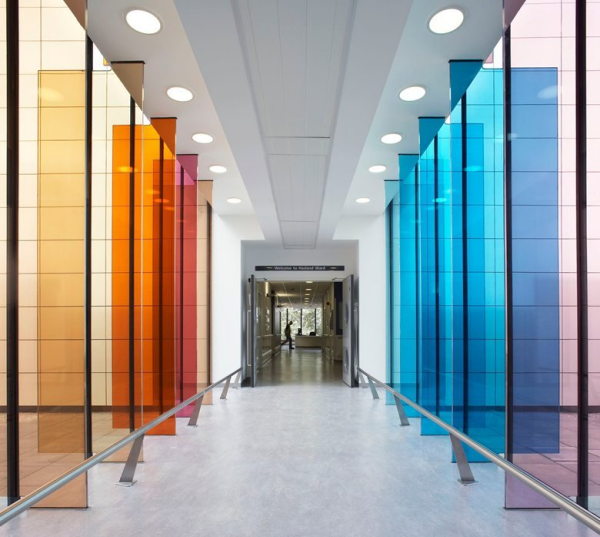 HPL Platten Fassadenplatten aus Kunststoff im Innenraum farbenvolle Gestaltung