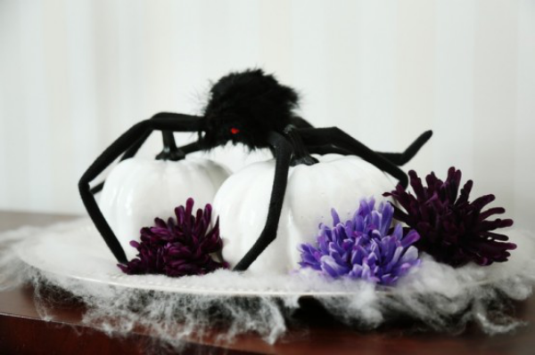 Halloween Deko in Lila effektvoller Tischschmuck schwarze Spinne weise Kurbisse Kunstblumen in verschiedenen lila Nuancen