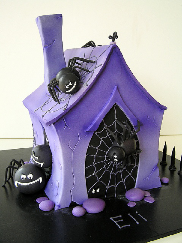 Halloween Deko in Lila einmalige Torte zum Gruselfest zubereiten kleines lila Haus schwarze Spinnen Spinnennest ein Meisterwerk der kulinarischen Kunst