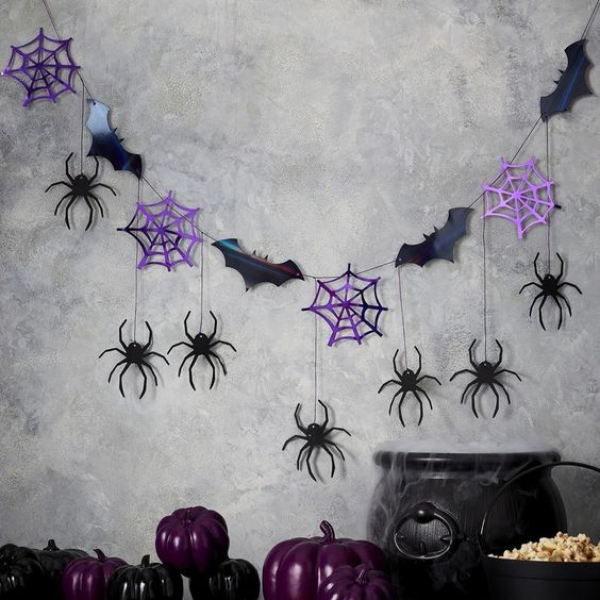 Halloween Deko in Lila perfekte Wanddekoration Girlande Spinnennest Spinnen Fledermause