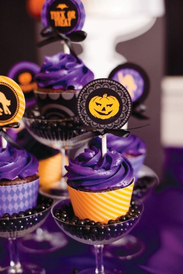 Halloween Deko in Lila schon aussehende lilafarbene Muffins schaffen eine lockere Partyatmosphare