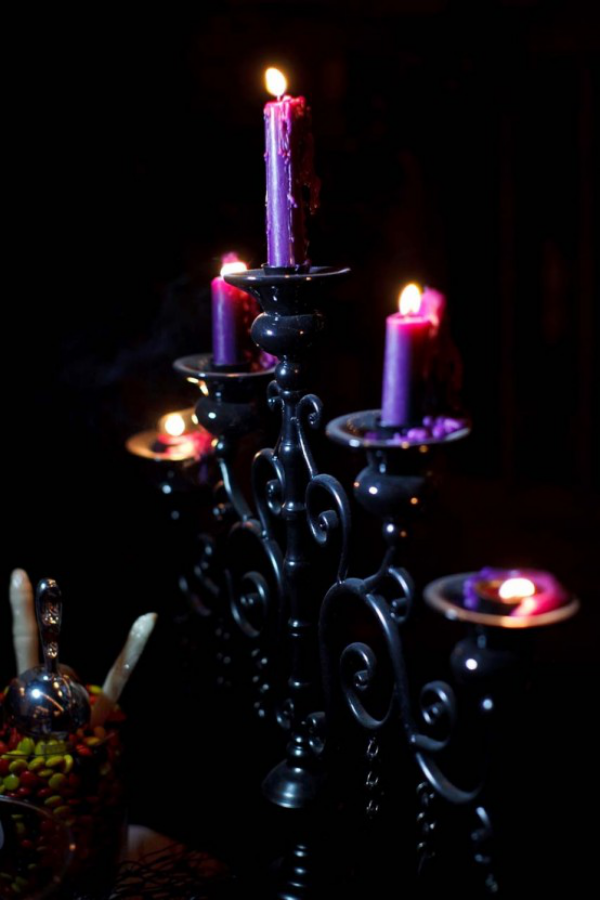 Halloween Deko in Lila und Schwarz Kerzenstander brennende Kerzen wirken mystisch