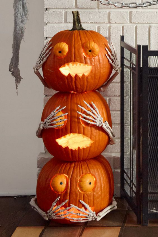 Halloween Deko mit Kurbissen drei aufeinander gestapelte geschnitzte Kurbisse hervorragende Deko Idee fur drinnen und drausen
