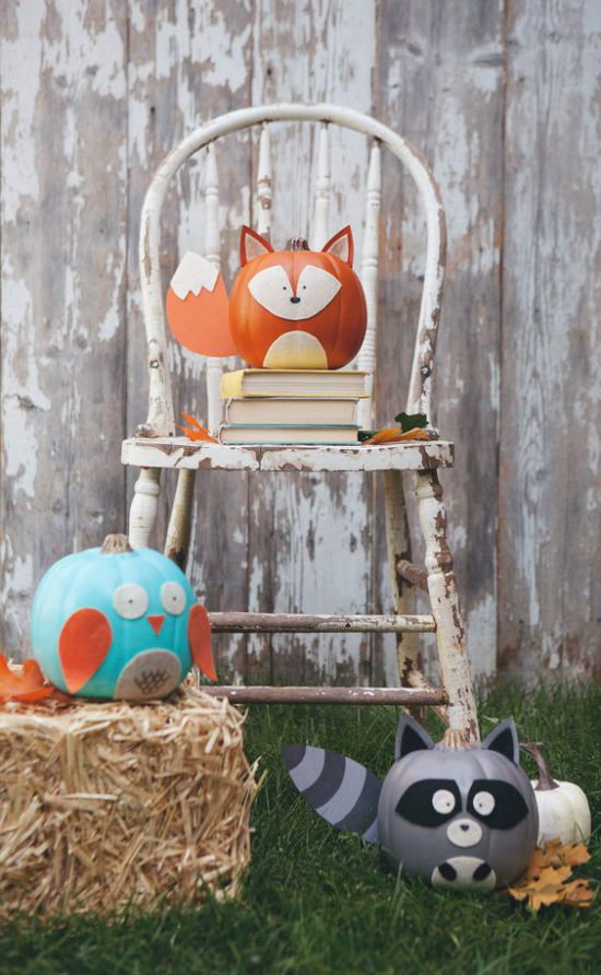 Halloween Deko mit Kurbissen komisch gestaltete Kurbisse als kleine Tiere Fuchs graue Katze blauer Vogel