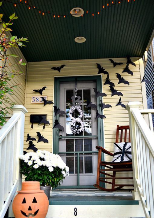 Halloween Deko vor der Haustur weise Chrysanthemen im Topf Behalter als Kurbis schwarze Fledermause