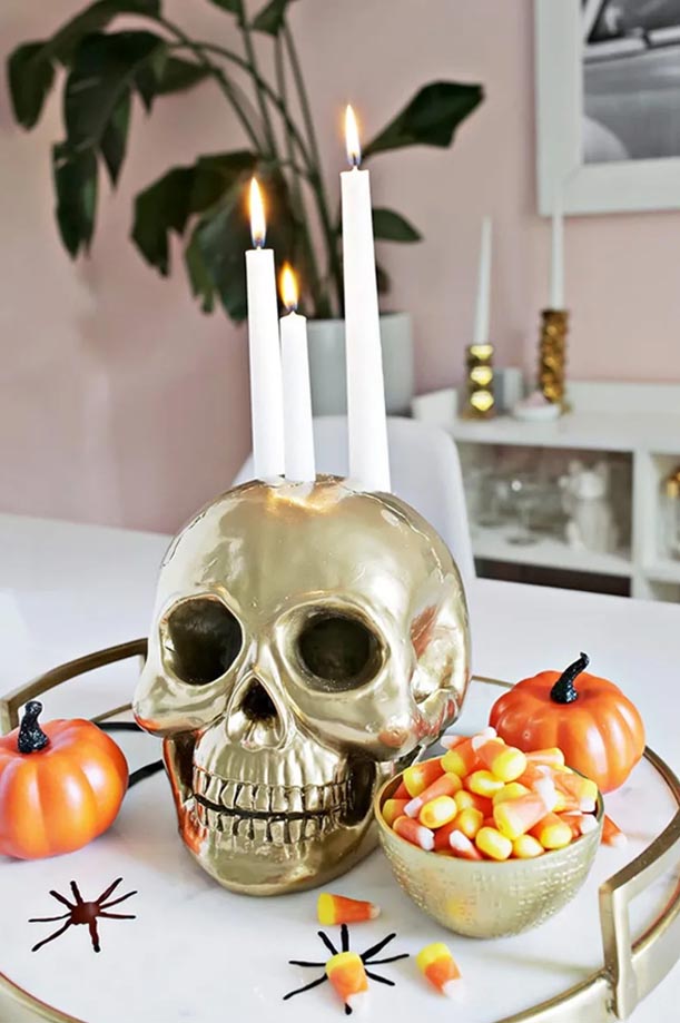 Last Minute Halloween Deko Gold gefarbter Totenschadel aus Plastik in Kerzenstander verwandelt