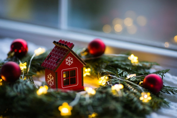 Wohnung umgestalten und dekorieren kleine Weihnachtsdekoration grosen visuellen Effekt im Raum