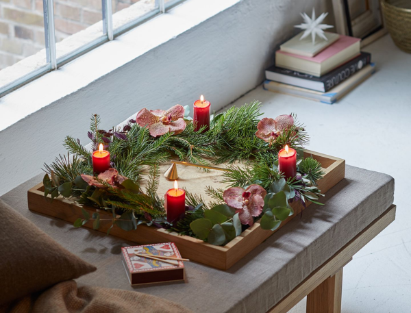 Adventskranz ein Must have der Vorweihnachtszeit auf einem Holztablett vier rote Kerzen Tannengrun Christrosen leicht nachzumachen