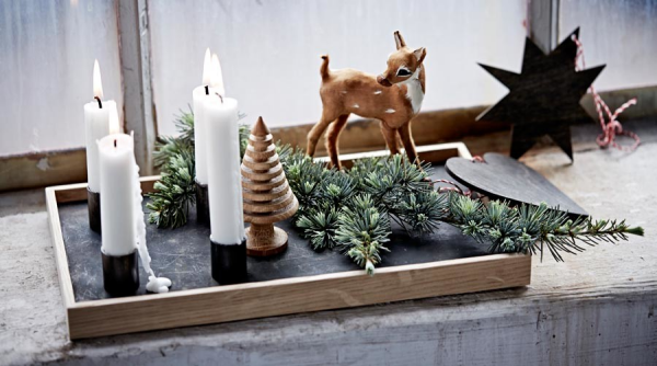 Adventskranz ein Must have der Vorweihnachtszeit einfach nachzumachen vier weise Kerzen auf einem Tablett Reh kleiner Tannenbaum aus Holz