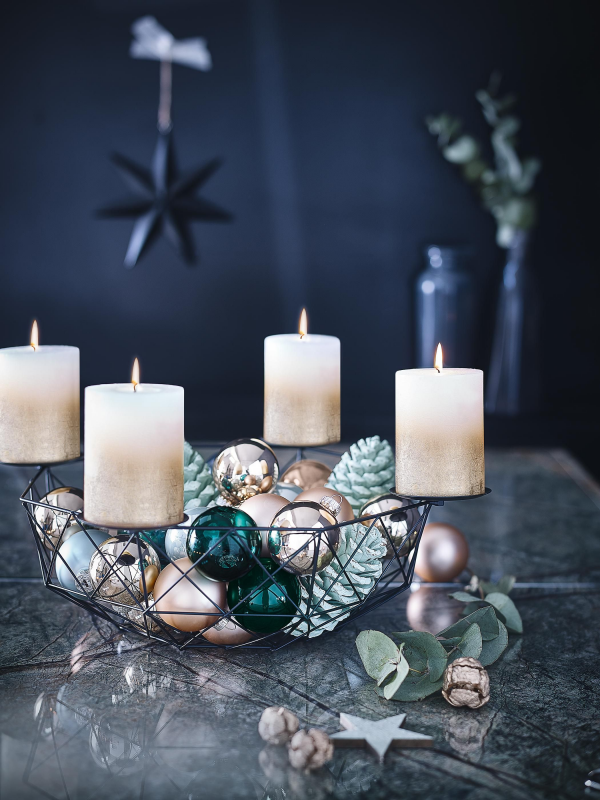 Adventskranz ein Must have der Vorweihnachtszeit glanzende Kugeln in einem Gittergefas arrangiert vier weise Kerzen