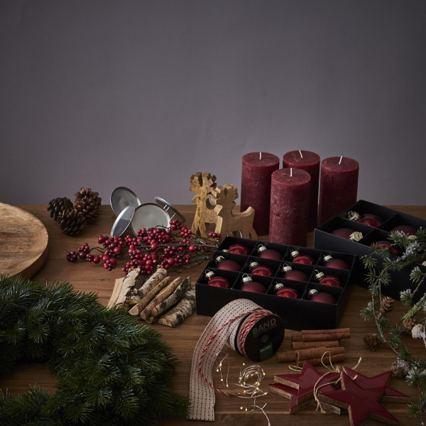 Adventskranz ein Must have der Vorweihnachtszeit notige Materialien zum Kranz selber basteln vier Kerzen Tannengrun Rehe aus Holz Weihnachtskugeln Garn Schleifenband