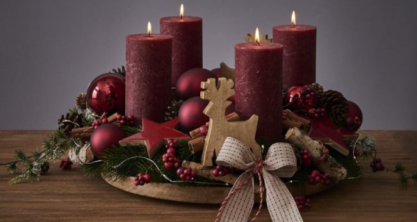 Adventskranz ein Must have der Vorweihnachtszeit schoner Kranz mit vier dunkelroten Kerzen Weihnachtskugeln ein Reh aus Holz geschnitten