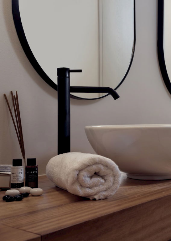 Armatur Badarmatur Wasserhahn in Schwarz verschiedene Farben und Materialien stehen zur Verfugung Spiegel Handtuch