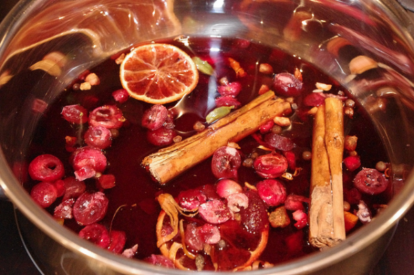 Gluhwein selber zubereiten aus Rotwein mit Fruchten Zimtstangen Orangenscheiben duftet herrlich schmeckt gewurzig
