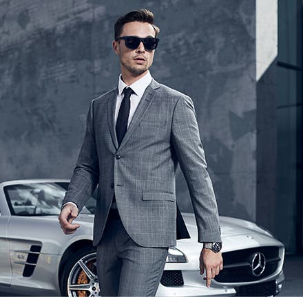 James Bond Style von Business Look bis casual zu jedem Anlass elegant klassischer grauer Anzug im Business Look leicht karierter hellgrauer Stoff weises Hemd weises Hemd Krawatte dunkle Sonnenbril