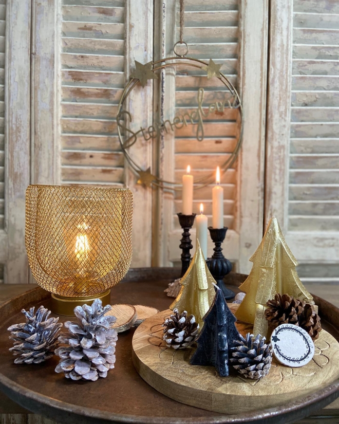naturliche Weihnachtsdekoration Sterne Tannenzapfen Kerzenhalter drei Kerzen eine im Glas