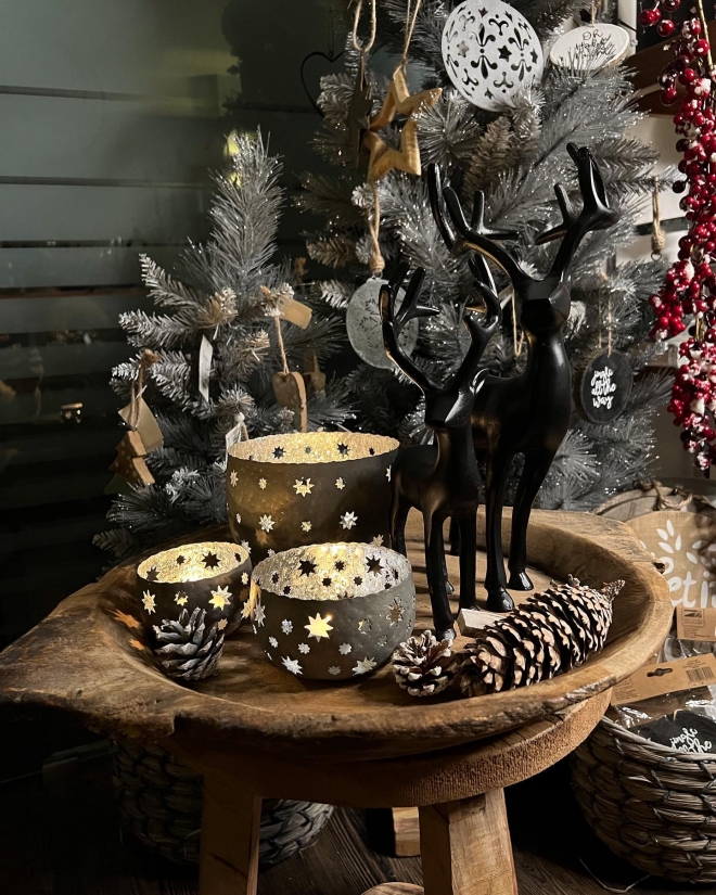naturliche Weihnachtsdekoration Teelichter Hirsche ganzes Arrangement Winterwunderland