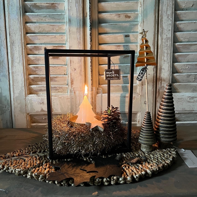 naturliche Weihnachtsdekoration ganzes Deko Arrangement aus Naturmaterialien Nachhaltigkeit grosgeschrieben kleiner Tannenbaum im Glas Kerze