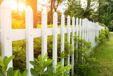 Zaun aus Holz: Welche Vor- und Nachteile bringt er für Grundstücksbesitzer?