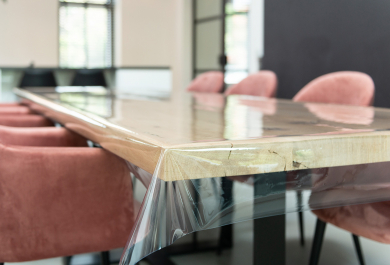 Hochwertige Tischfolie schützt die Tischoberfläche vor Beschädigungen