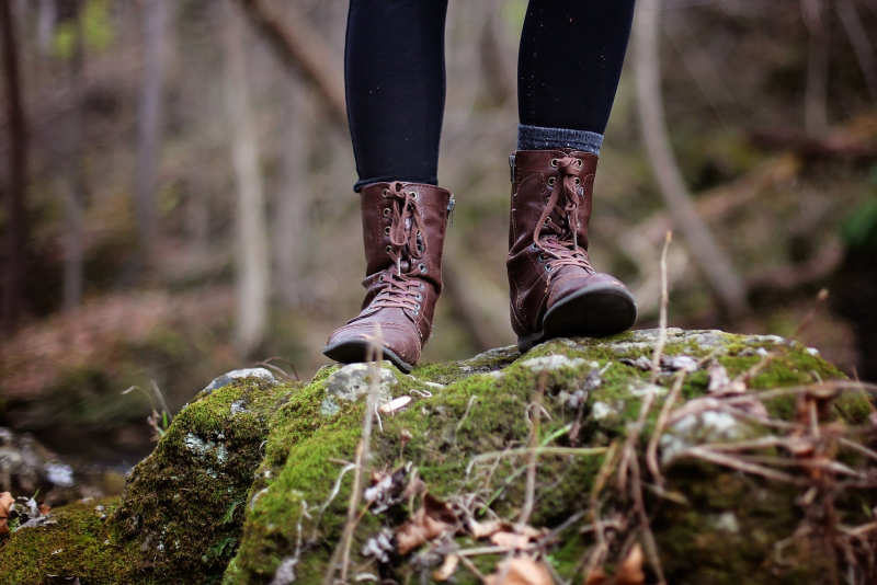 Lederschuhe tragen und einen Spaziergang im Wald machen